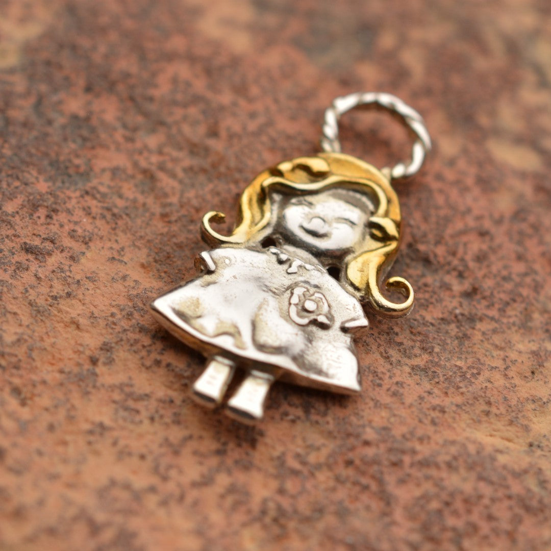 Усмихнато момиченце – сребърен медальон 925 със златни акценти | Талисман на чистата обич и спомените от детството | Амулет на радостта и връзката между майка и дъщеря | Бохо – Рустик – Скулптурни бижута | Арт Дива
