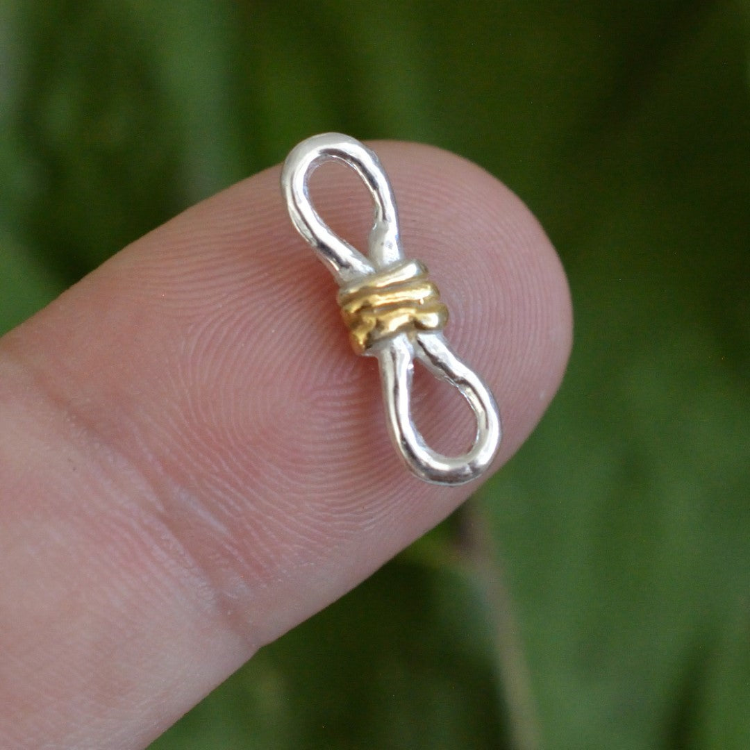 Сребърно Бижу 925 – Възел за Безкрайна Любов, Ръчна Висулка със Символ на Вечността, Подходяща за Гривна или Колие | ArtDiva Рустик Скулптурни Бижута | Колекция „Блясък“ е със Златни Акценти