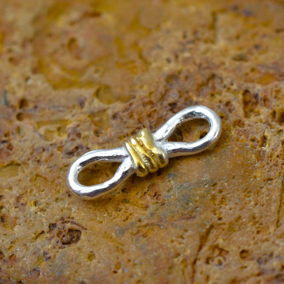 Сребърно Бижу 925 – Възел за Безкрайна Любов, Ръчна Висулка със Символ на Вечността, Подходяща за Гривна или Колие | ArtDiva Рустик Скулптурни Бижута | Колекция „Блясък“ е със Златни Акценти