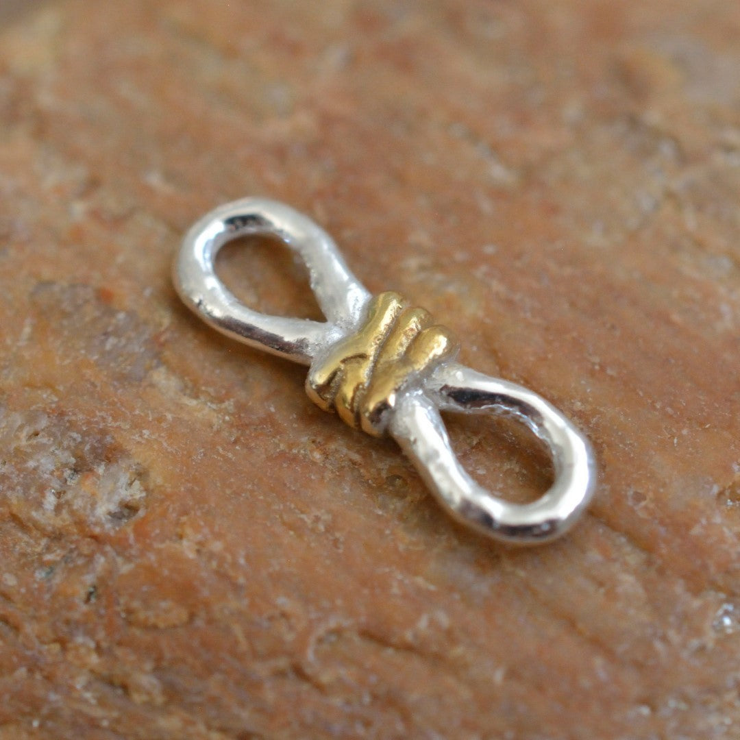 Сребърно Бижу 925 – Възел за Безкрайна Любов, Ръчна Висулка със Символ на Вечността, Подходяща за Гривна или Колие | ArtDiva Рустик Скулптурни Бижута | Колекция „Блясък“ е със Златни Акценти