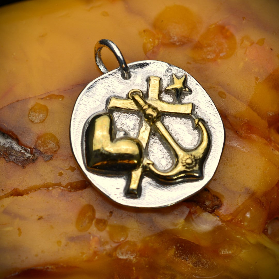 Сребърен медальон 925 „Вяра, Любов и Надежда“ – морски талисман със златни акценти | Бохо – рустик – скулптурно бижу | Арт Дива