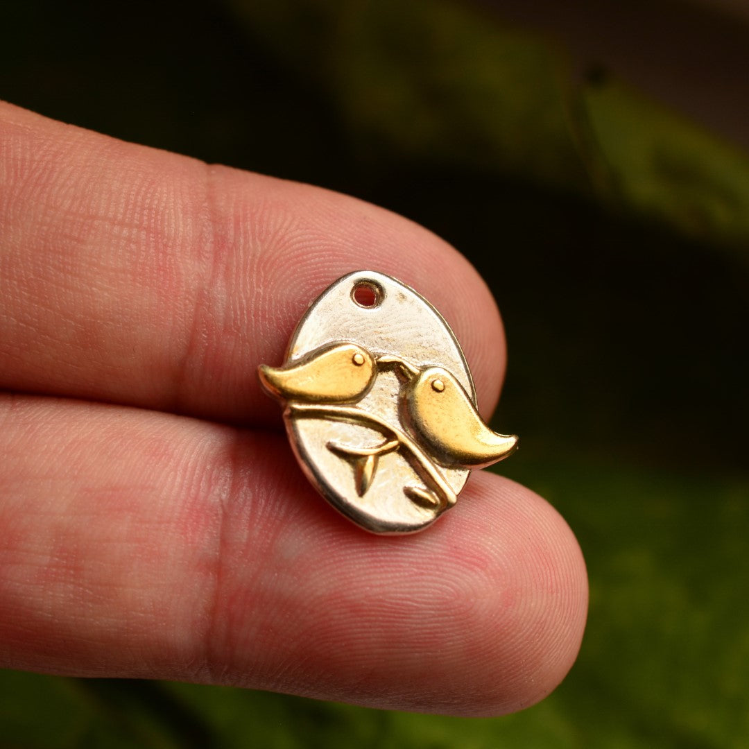 Ръчно изработен сребърен медальон 925 „Влюбени пиленца“ със златни акценти | Талисман на любовта и хармонията | Амулет на връзката и споделеното щастие | Бохо – Рустик – Скулптурни бижута | Арт Дива