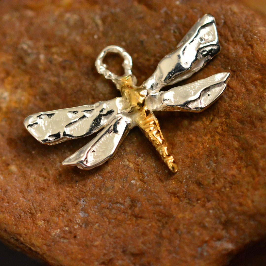 Сребърен медальон 925 водно конче със златни акценти – талисман за промяна и духовно израстване, скулптурни бижута, бохо стил, ръчна изработка, подходящ подарък за майка, дъщеря или приятелка | Арт Дива