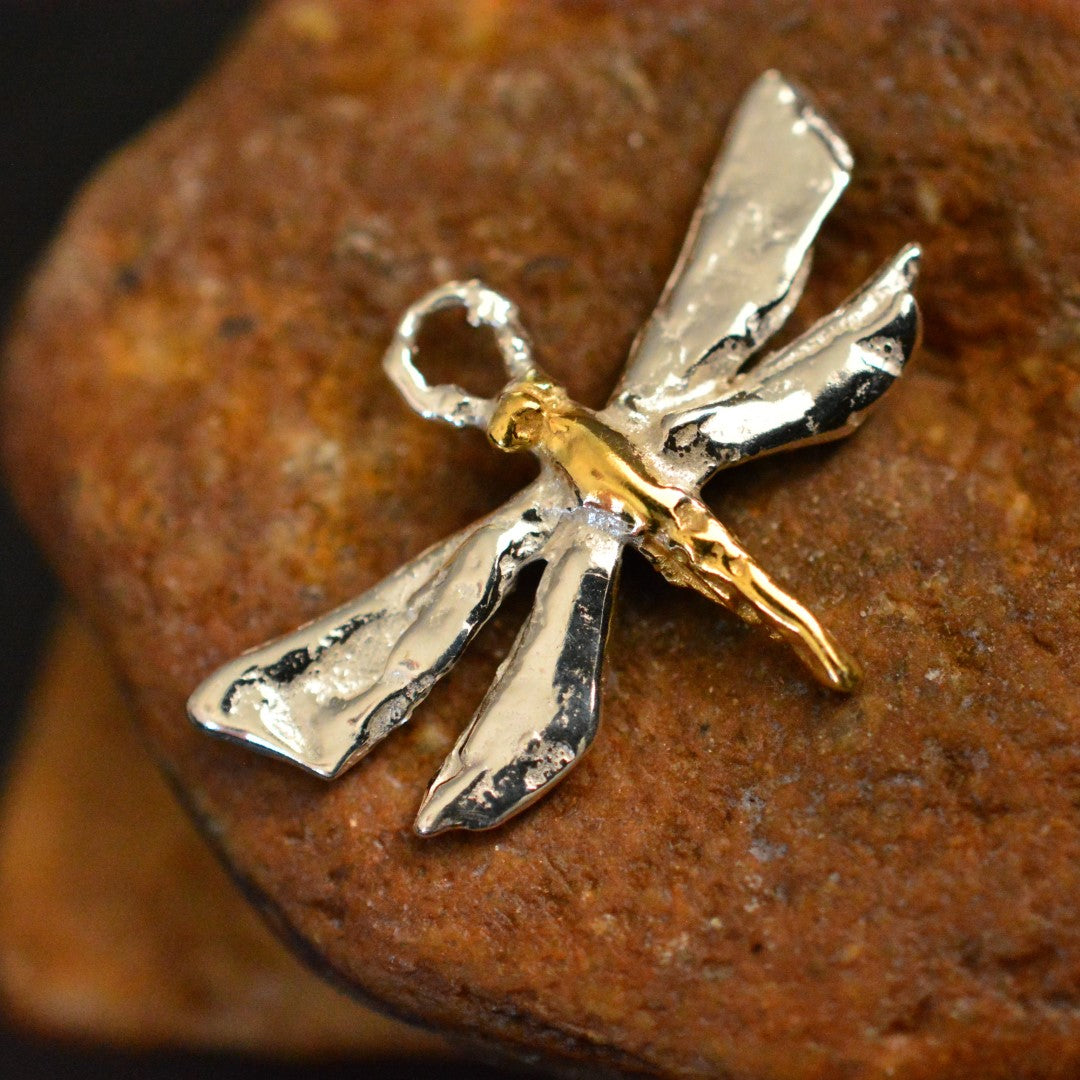 Сребърен медальон 925 водно конче със златни акценти – талисман за промяна и духовно израстване, скулптурни бижута, бохо стил, ръчна изработка, подходящ подарък за майка, дъщеря или приятелка | Арт Дива