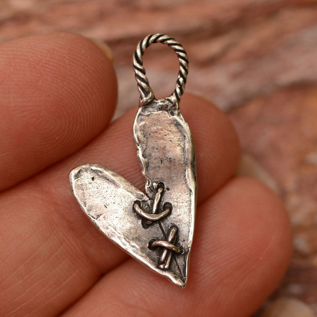 Сребърен медальон 925 „зашито сърце“ – талисман за любов, бохо стил, рустик скулптурни бижута, ръчна изработка, подарък за майка, дъщеря или приятелка | Арт Дива