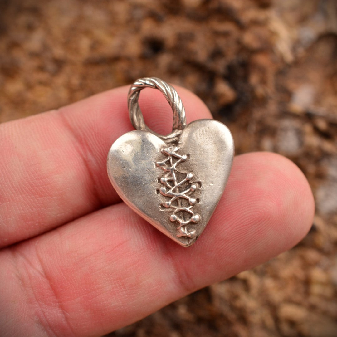 Сребърен медальон 925 „Закърпено сърце“ | Амулет на любов и надежда | Ръчно изработен талисман Art Diva | Бохо – Рустик – Скулптурно бижу