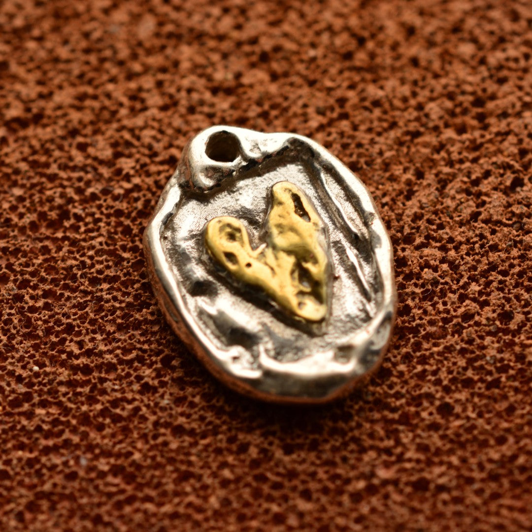 Сребърен медальон 925 „Златно сърце“ | Символ на любов и топлина | Ръчно изработено бохо-рустик скулптурно бижу от ArtDiva