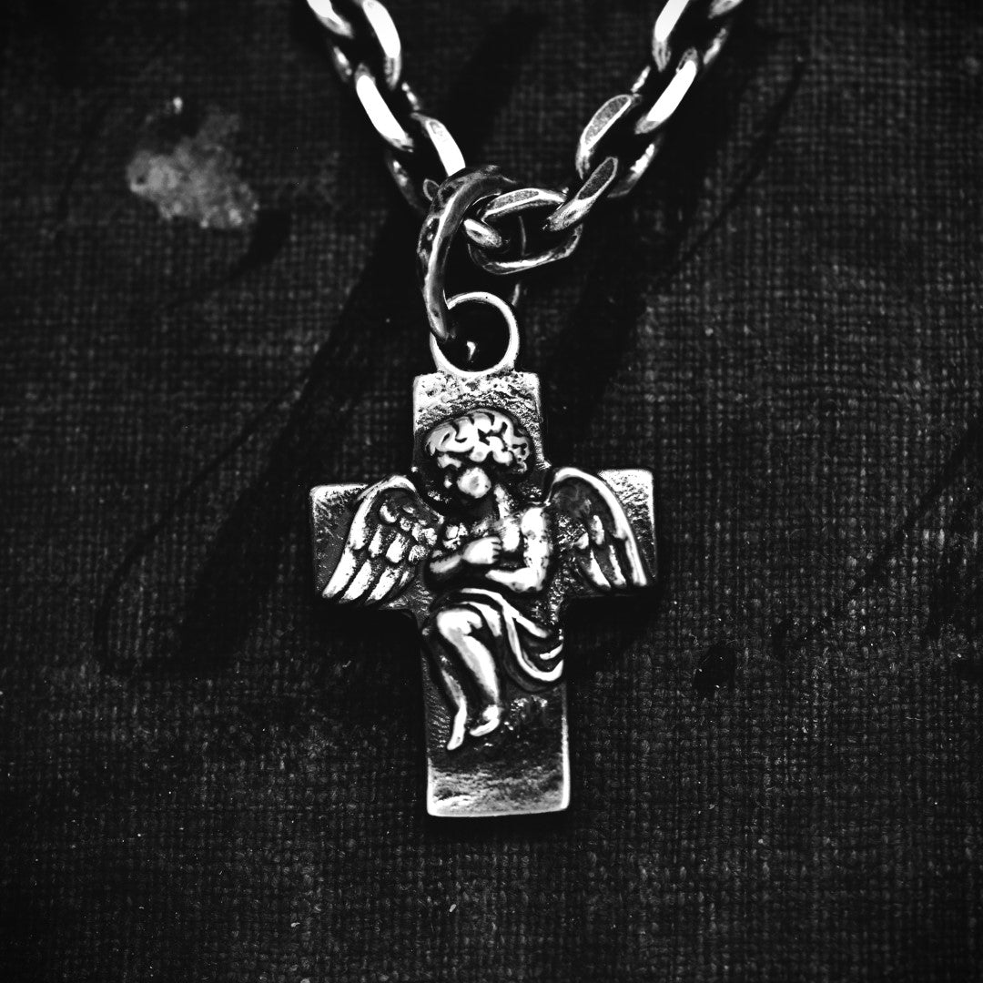 Сребърен медальон 925 кръст с ангел – бохо-рустик ръчно изработено бижу със символика на вяра и закрила от ArtDiva.