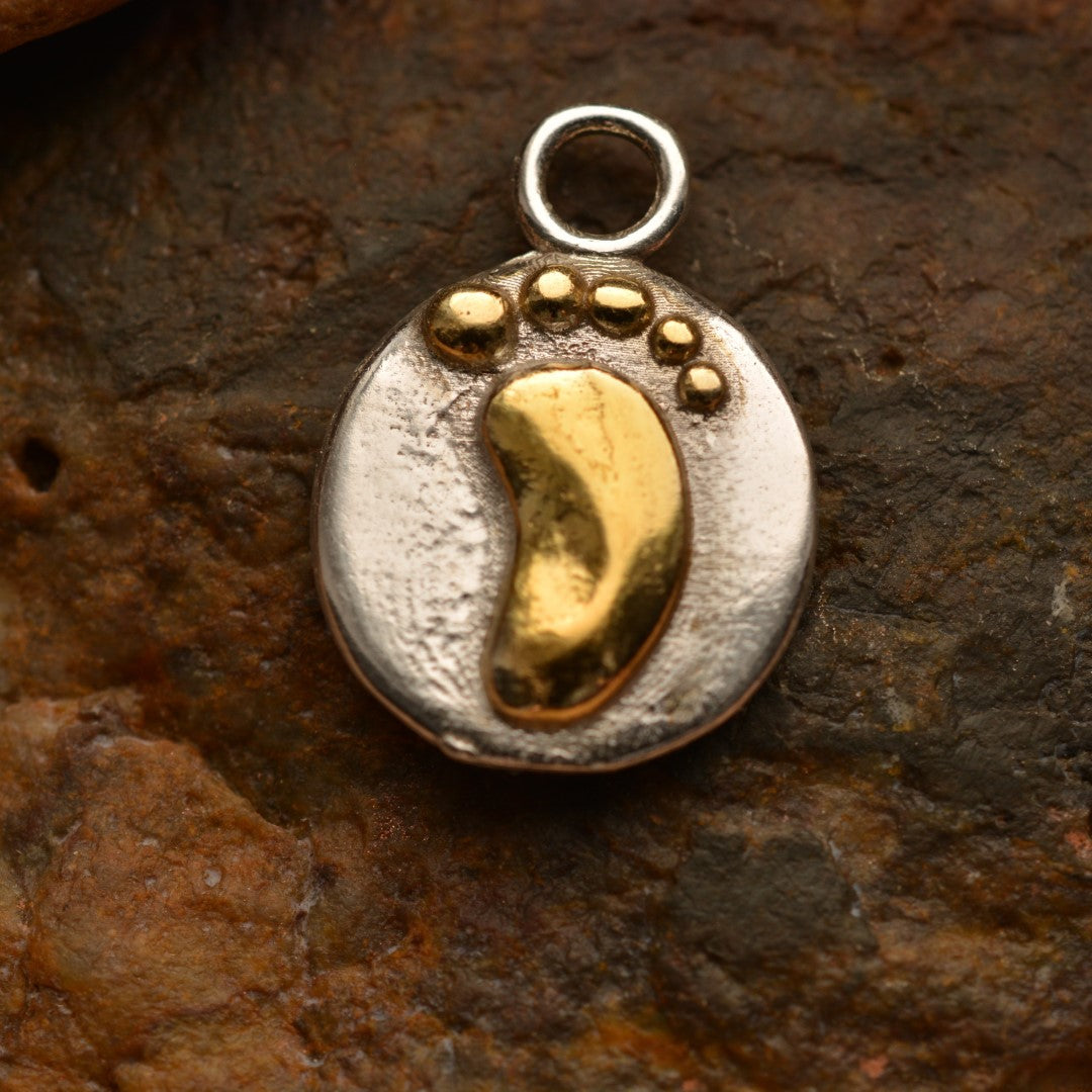Сребърен медальон 925 „Амулет за нов живот“ – бебешко краче със златни акценти | Арт Дива