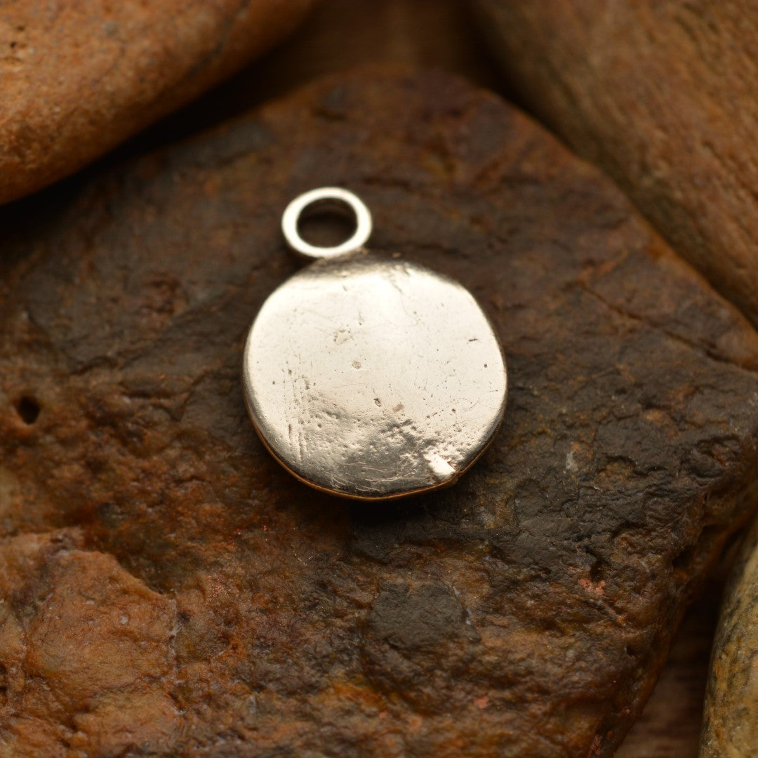 Сребърен медальон 925 „Амулет за нов живот“ – бебешко краче със златни акценти | Арт Дива