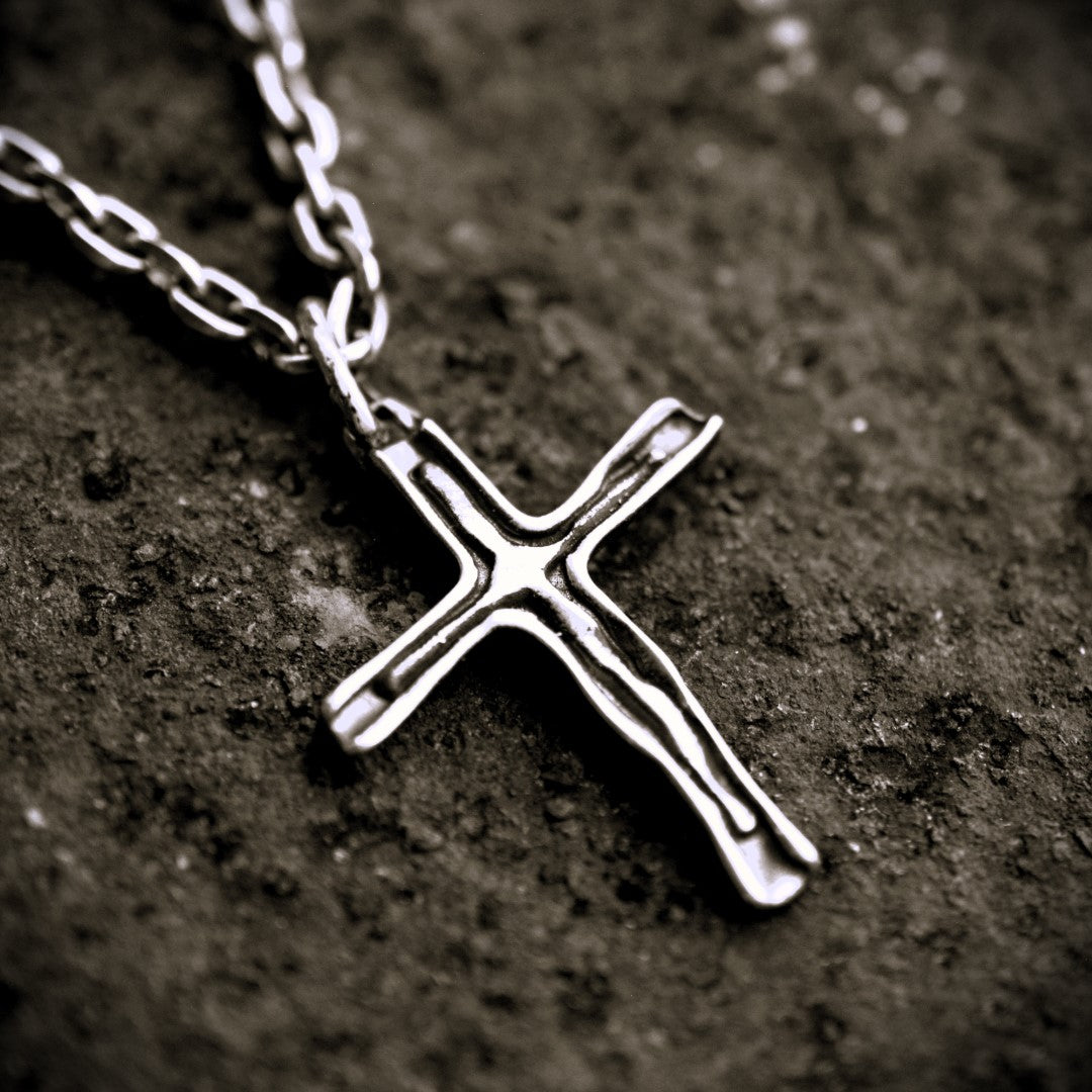 Сребърен медальон 925 кръст – ръчно изработено мъжко бижу с оксидация | Арт Дива