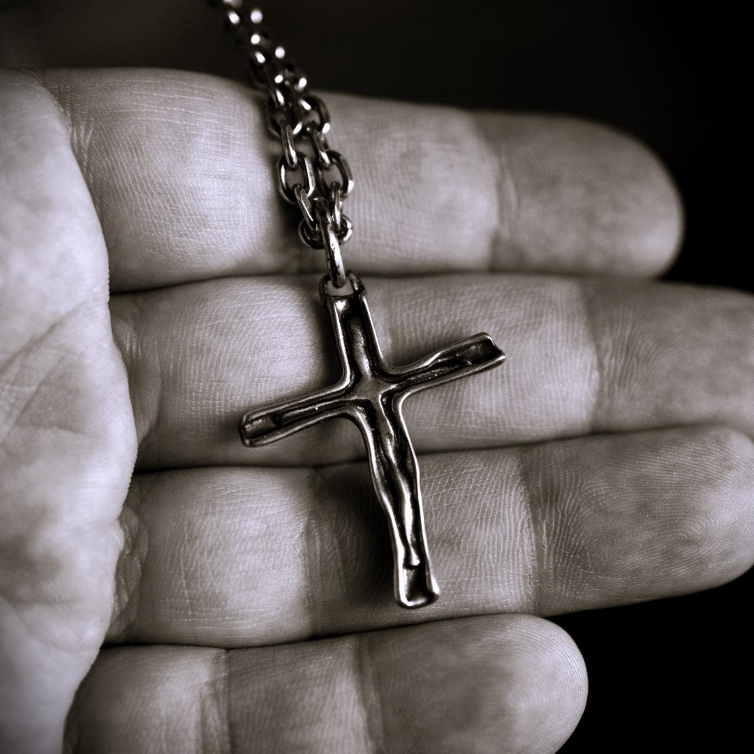 Сребърен медальон 925 кръст – ръчно изработено мъжко бижу с оксидация | Арт Дива
