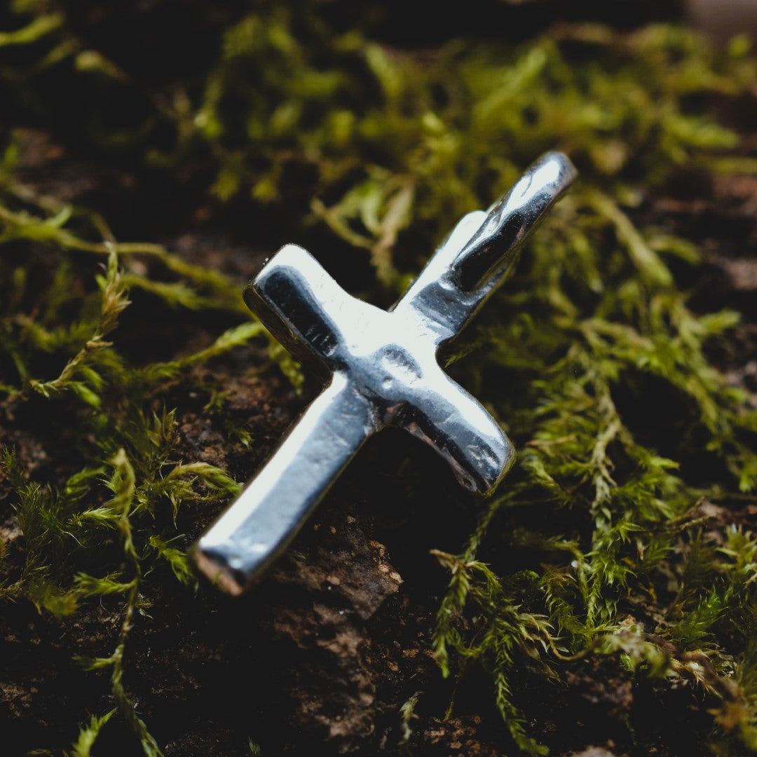 Сребърен медальон кръст 925 – минималистичен ръчен дизайн | Арт Дива