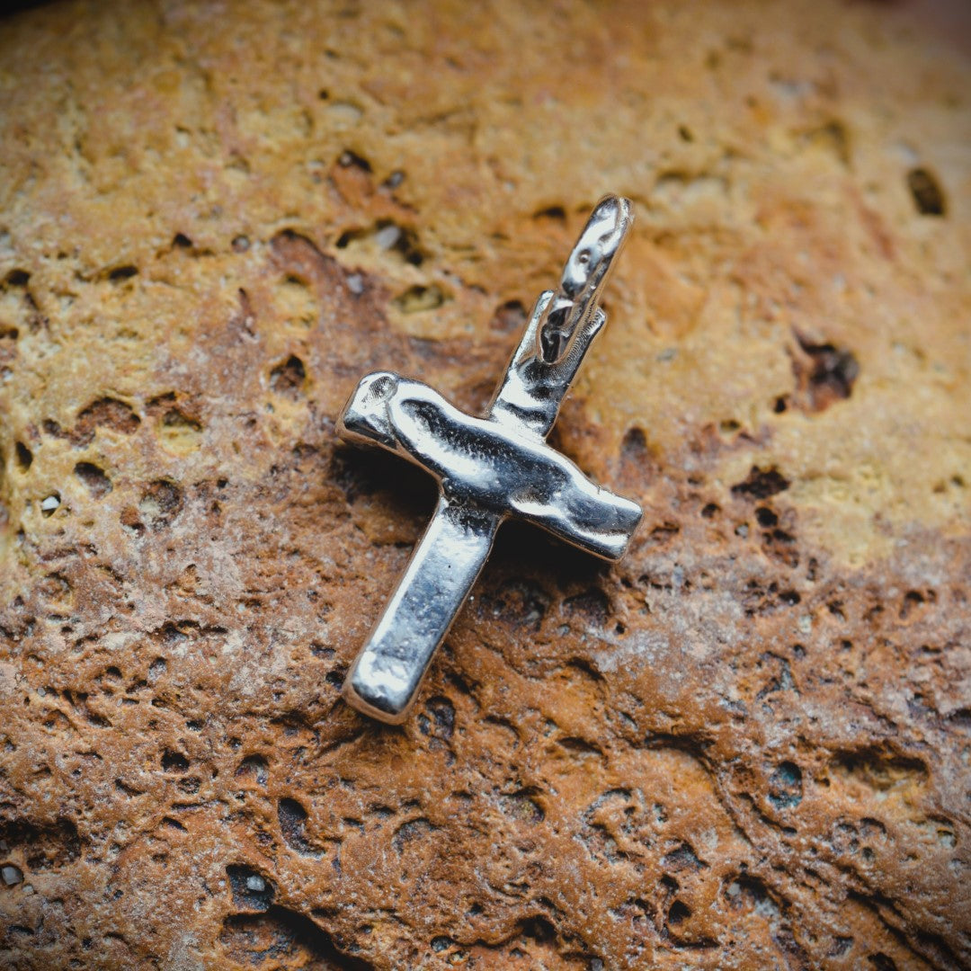 Сребърен медальон кръст 925 – минималистичен ръчен дизайн | Арт Дива