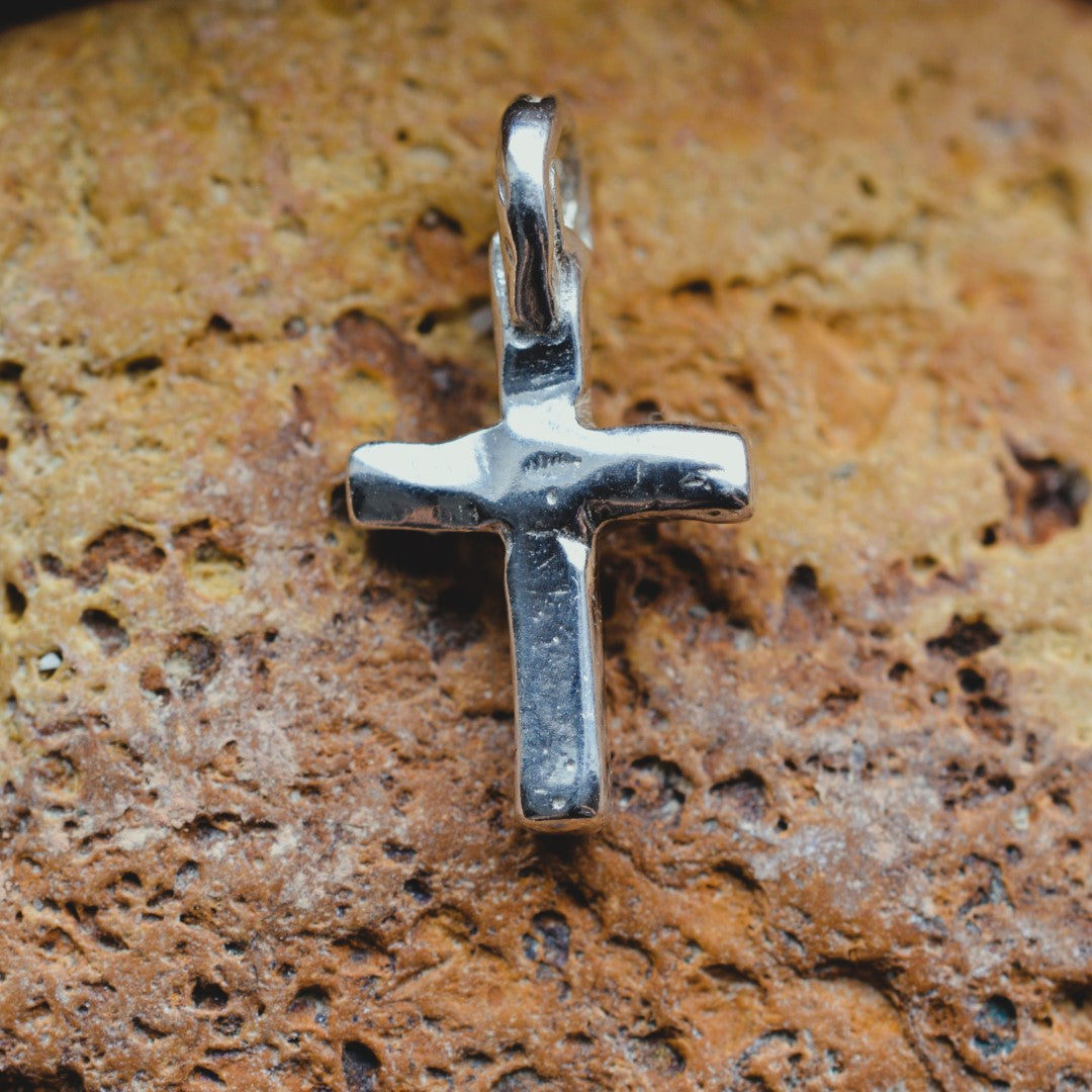 Сребърен медальон кръст 925 – минималистичен ръчен дизайн | Арт Дива