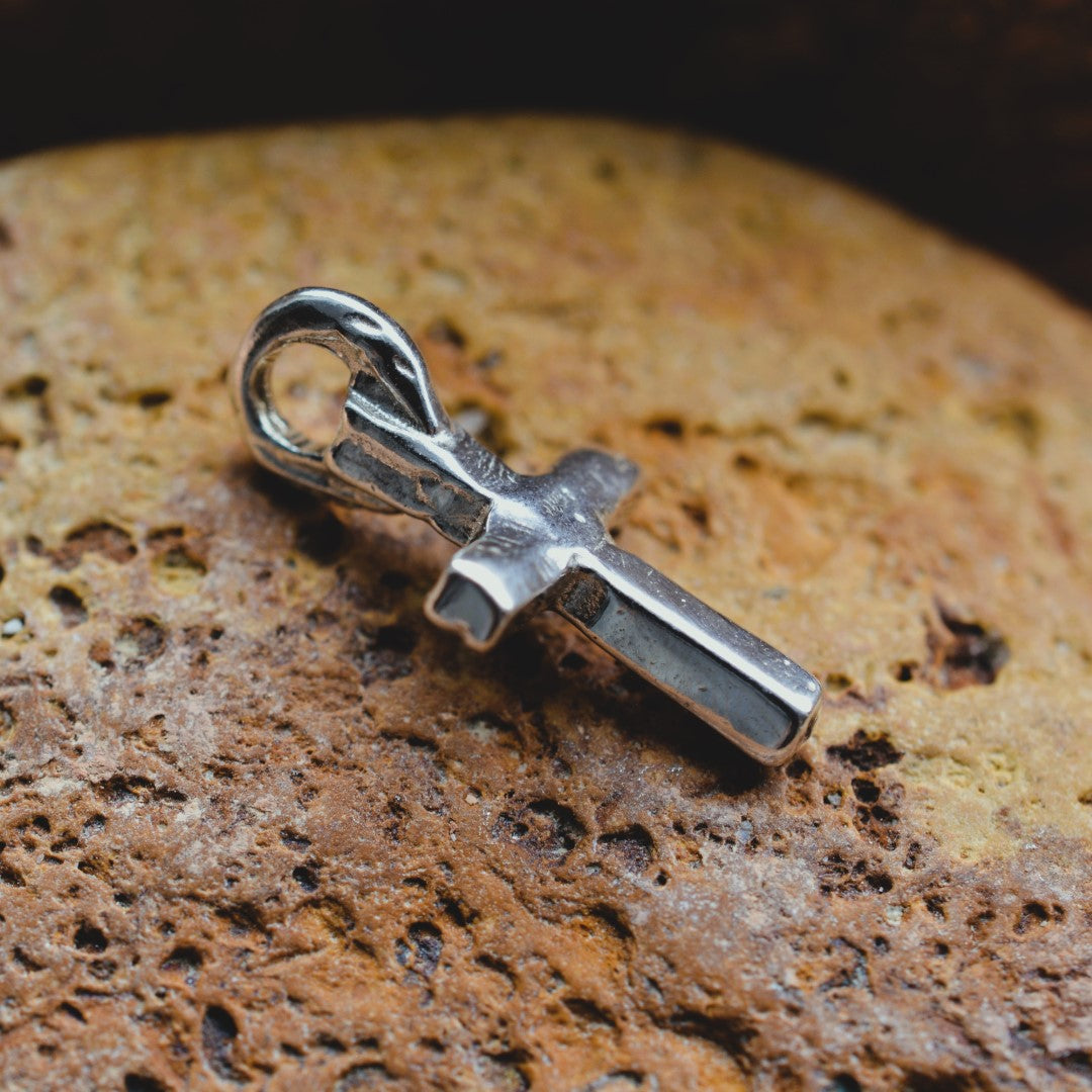 Сребърен медальон кръст 925 – минималистичен ръчен дизайн | Арт Дива