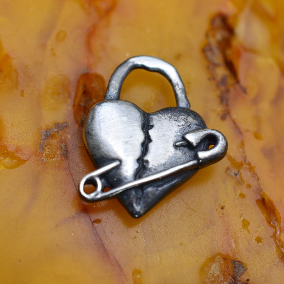 Сребърен медальон 925 „Разбито сърце“ – талисман на изцелението и новото начало | Оксидирано бохо – рустик – скулптурно бижу | Арт Дива