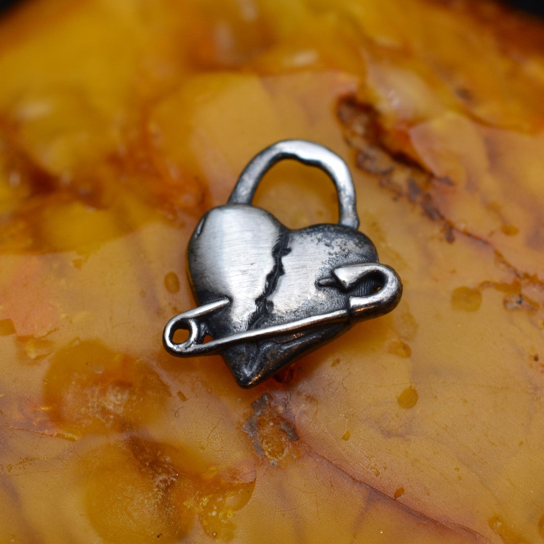 Сребърен медальон 925 „Разбито сърце“ – талисман на изцелението и новото начало | Оксидирано бохо – рустик – скулптурно бижу | Арт Дива