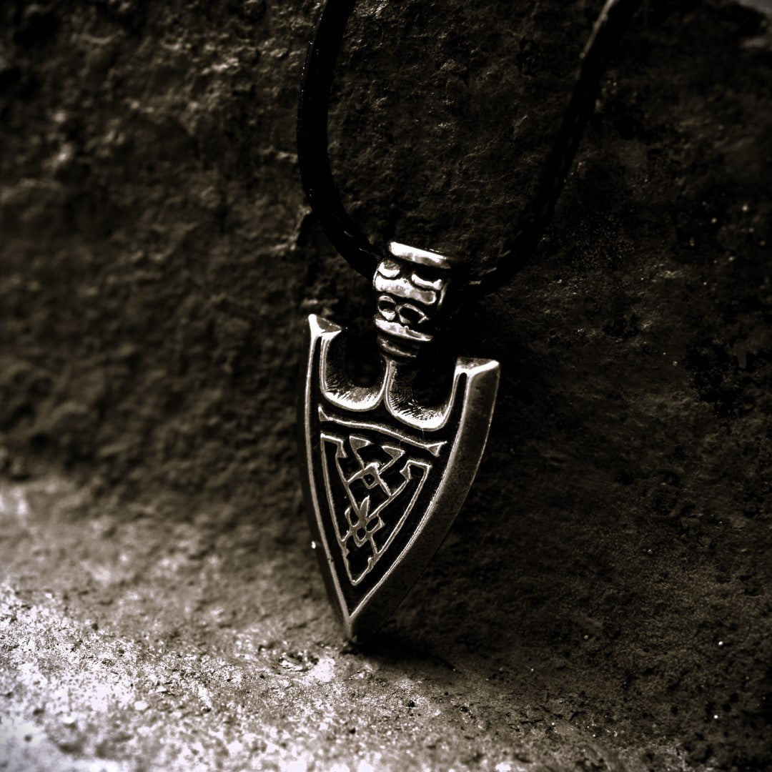 Сребърна висулка 925 във формата на връх на стрела – скандинавски защитен амулет за сила и оцеляване, ръчна бохо-рустик изработка от ArtDiva.