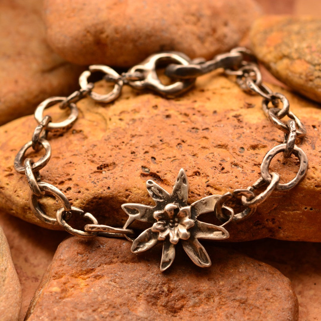 Сребърна гривна 925 „Еделвайс“ – символ на смелост и вярност, ръчно изработено оксидирано бохо-рустик скулптурно бижу от Арт Дива.