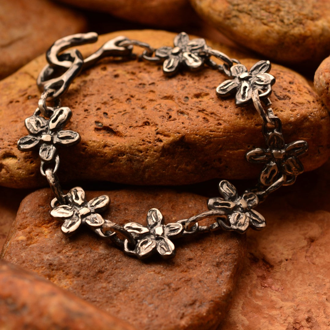 Сребърна гривна 925 „Полски цветя“ – ръчно изработено бохо-рустик скулптурно бижу от Арт Дива.