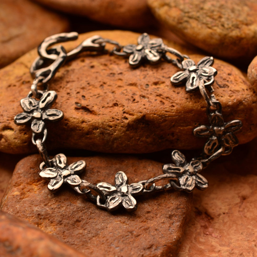 Сребърна гривна 925 „Полски цветя“ – талисман на нежността и свободния дух | Оксидирано бохо – рустик скулптурно бижу | Арт Дива