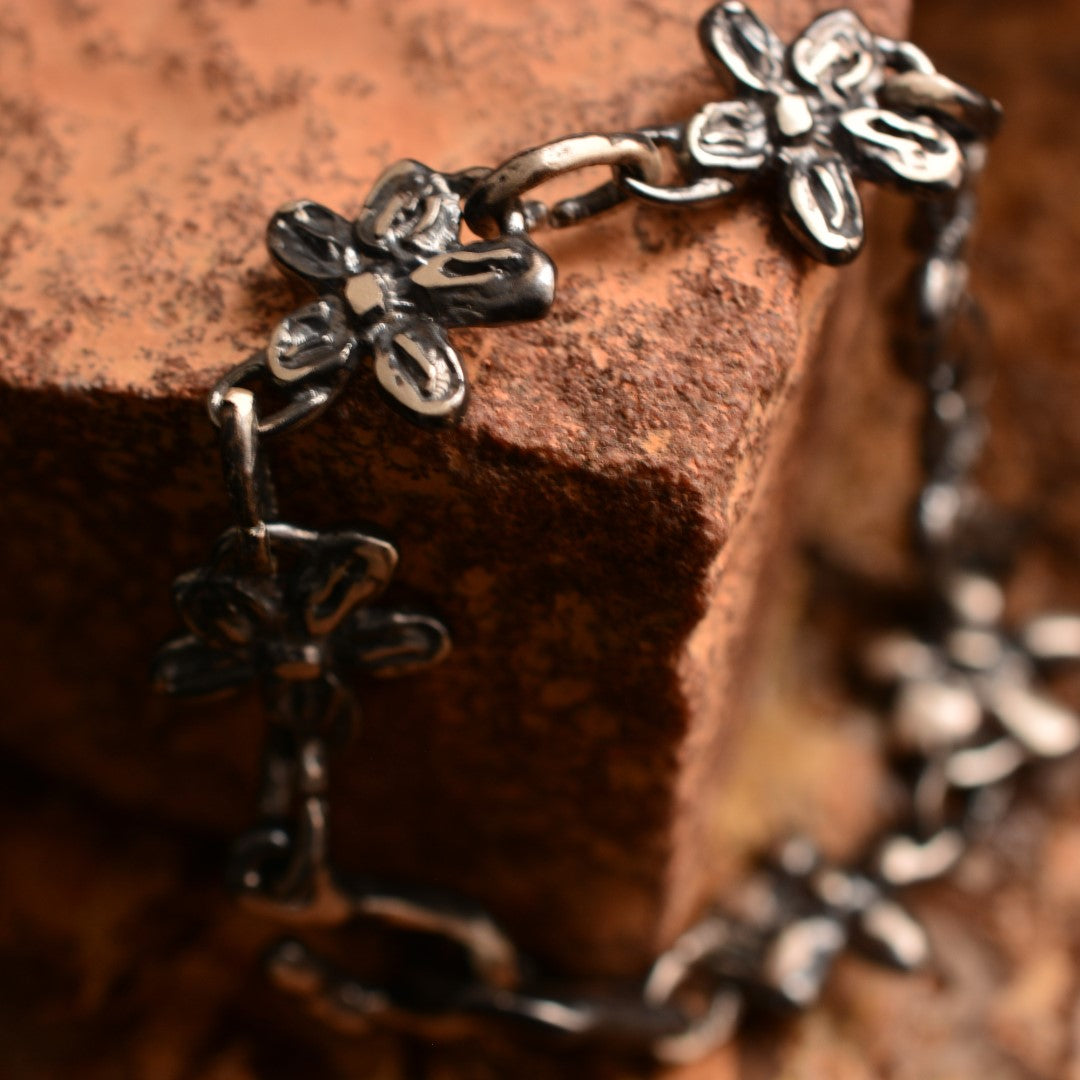 Сребърна гривна 925 „Полски цветя“ – талисман на нежността и свободния дух | Оксидирано бохо – рустик скулптурно бижу | Арт Дива