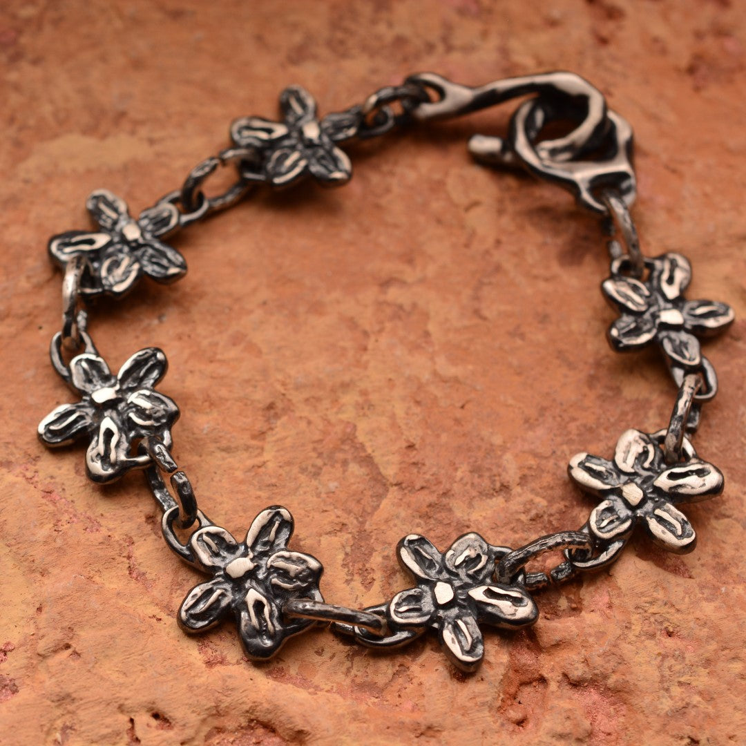 Сребърна гривна 925 „Полски цветя“ – талисман на нежността и свободния дух | Оксидирано бохо – рустик скулптурно бижу | Арт Дива
