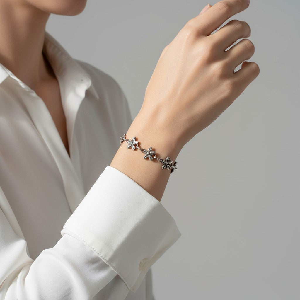 Сребърна гривна 925 „Полски цветя“ – талисман на нежността и свободния дух | Оксидирано бохо – рустик скулптурно бижу | Арт Дива