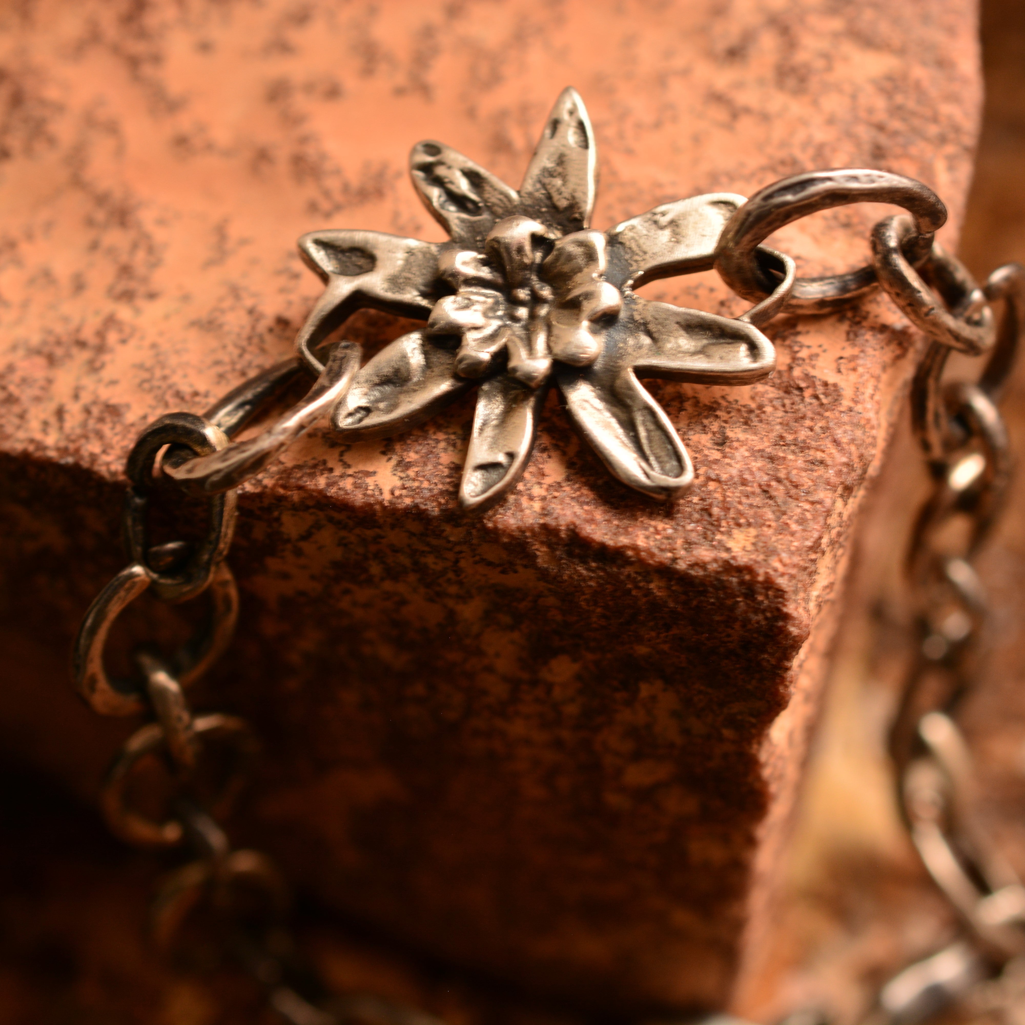 Сребърна гривна 925 „Еделвайс“ – талисман на смелостта и чистата любов | Оксидирано бохо – рустик скулптурно бижу | Арт Дива