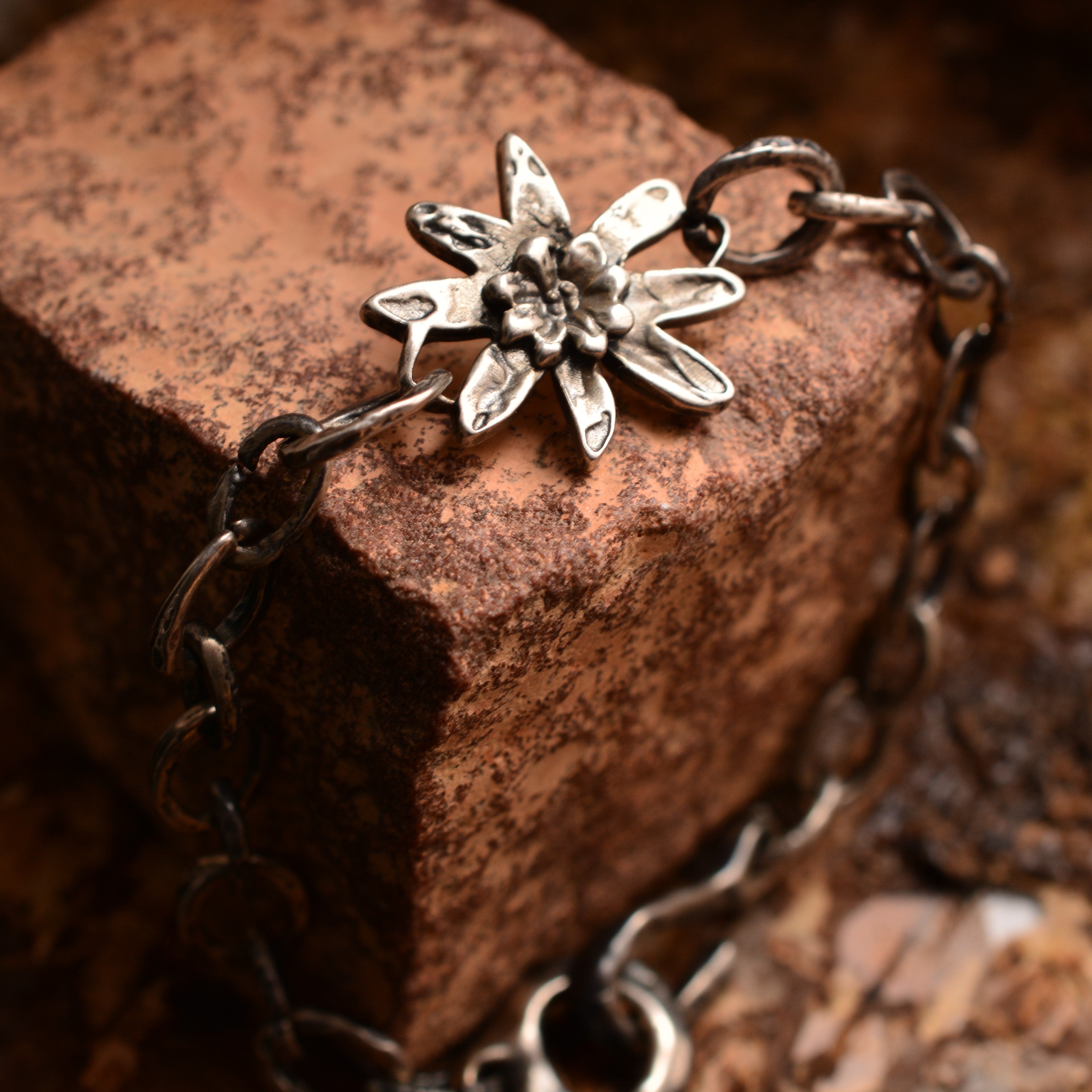 Сребърна гривна 925 „Еделвайс“ – талисман на смелостта и чистата любов | Оксидирано бохо – рустик скулптурно бижу | Арт Дива