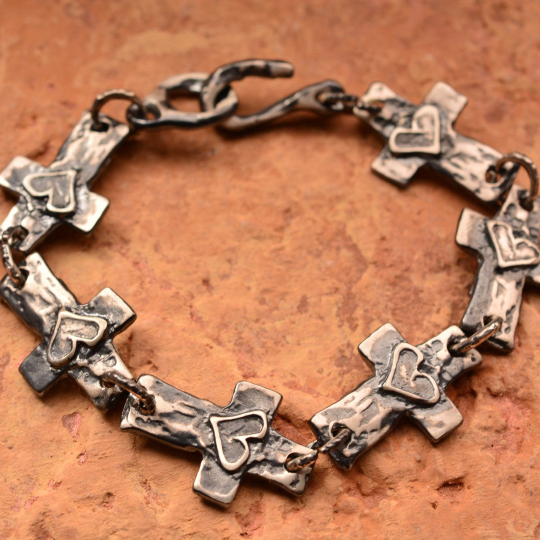 Сребърна гривна 925 „Кръстове и сърца“ – ръчно изработено бохо-рустик бижу от оксидирано сребро, символ на любов и вяра, от Арт Дива.