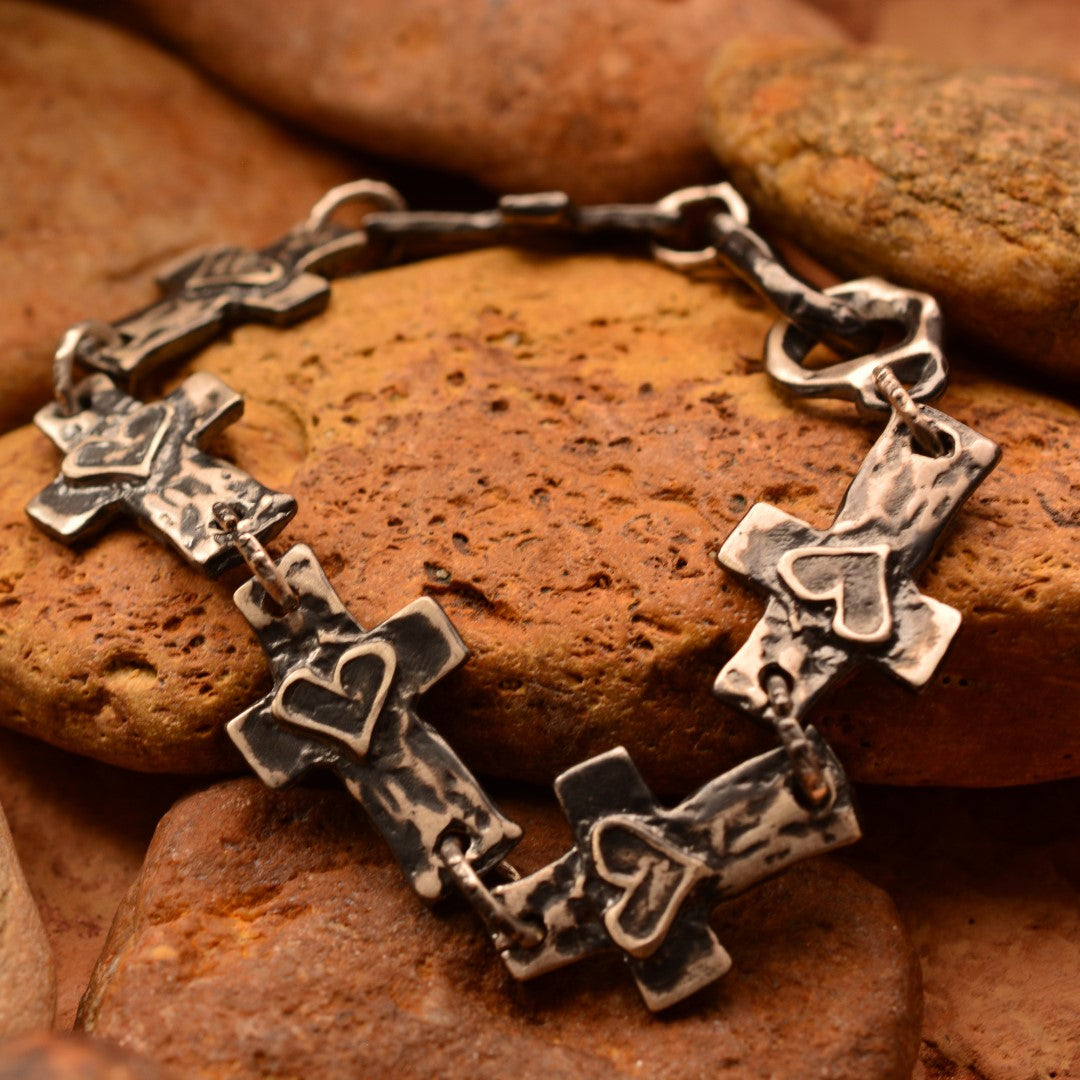 Сребърна гривна 925 „Кръстове и сърца“ – символ на любов и вяра | Оксидирано бохо – рустик скулптурно бижу | Арт Дива
