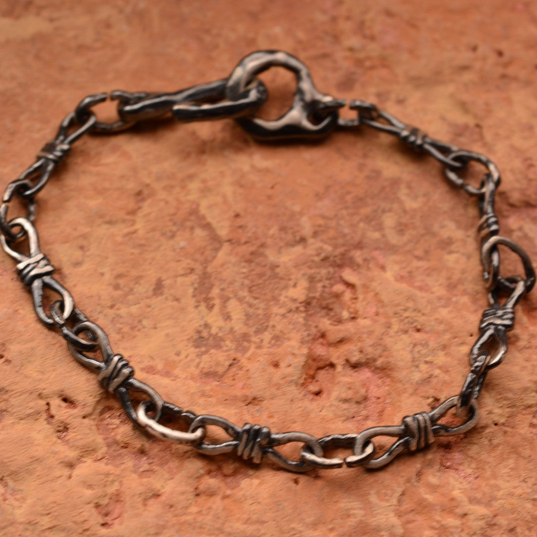 Сребърна гривна 925 „Любовен възел“ – талисман на връзката между две души | Оксидирано бохо – рустик скулптурно бижу | Арт Дива