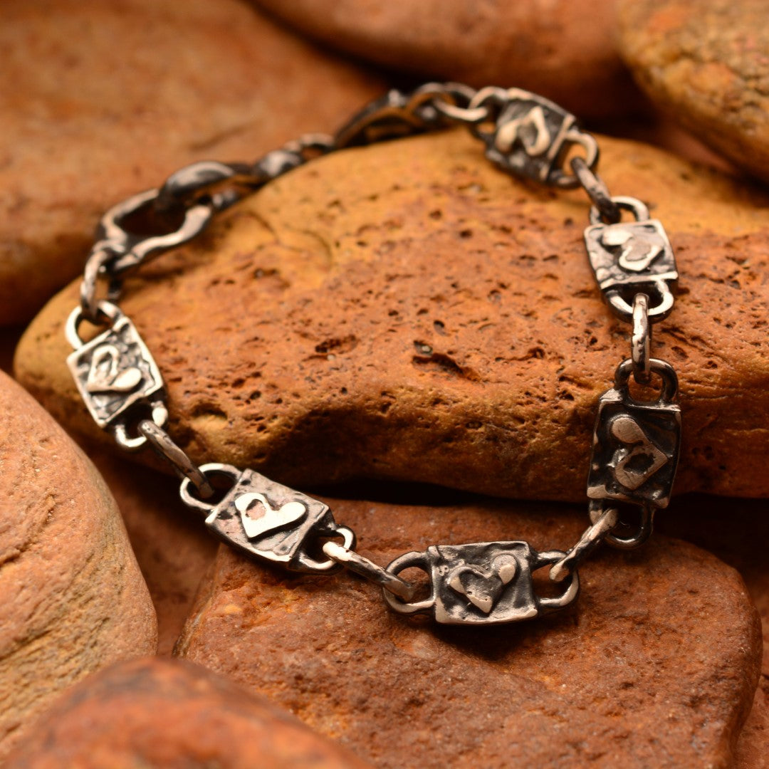 Сребърна гривна 925 „Сърца в ритъм“ – ръчно изработено бохо-рустик скулптурно бижу, символ на любовта и връзката между души, от Арт Дива.