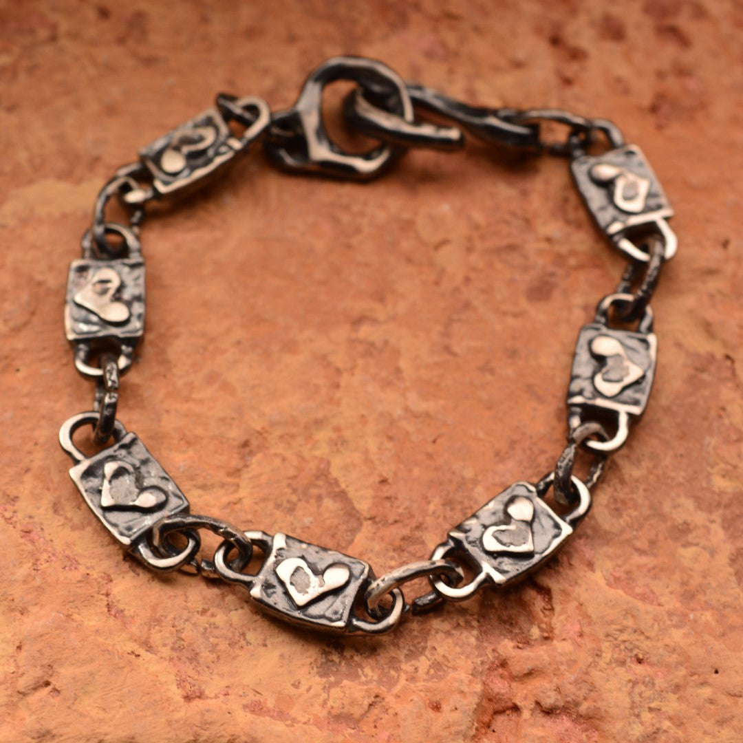 Сребърна гривна 925 „Сърца в ритъм“ – талисман на любовта и връзката между души | Оксидирано бохо – рустик скулптурно бижу | Арт Дива