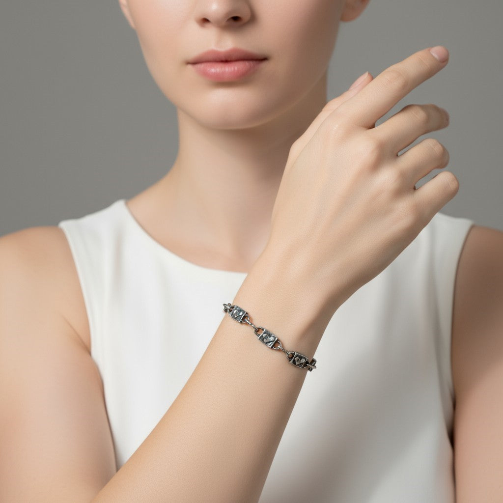 Сребърна гривна 925 „Сърца в ритъм“ – талисман на любовта и връзката между души | Оксидирано бохо – рустик скулптурно бижу | Арт Дива