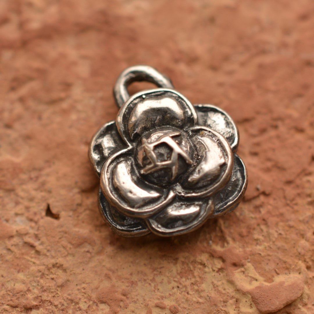 Сребърна Висулка Камелия | Амулет Красота И Елегантност | Ръчно Изработен Талисман От Art Diva | Бохо – Рюстик – Скулптурни Бижута