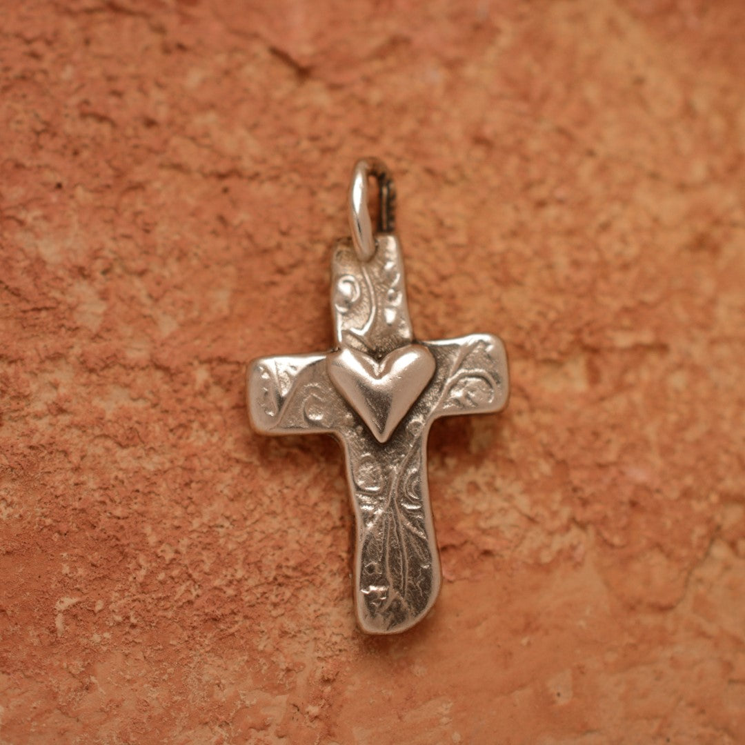 Сребърна Висулка Кръст Със Сърце | Амулет Любов и Вяра | Ръчно Изработен Талисман От Art Diva | Бохо – Рюстик – Скулптурни Бижута
