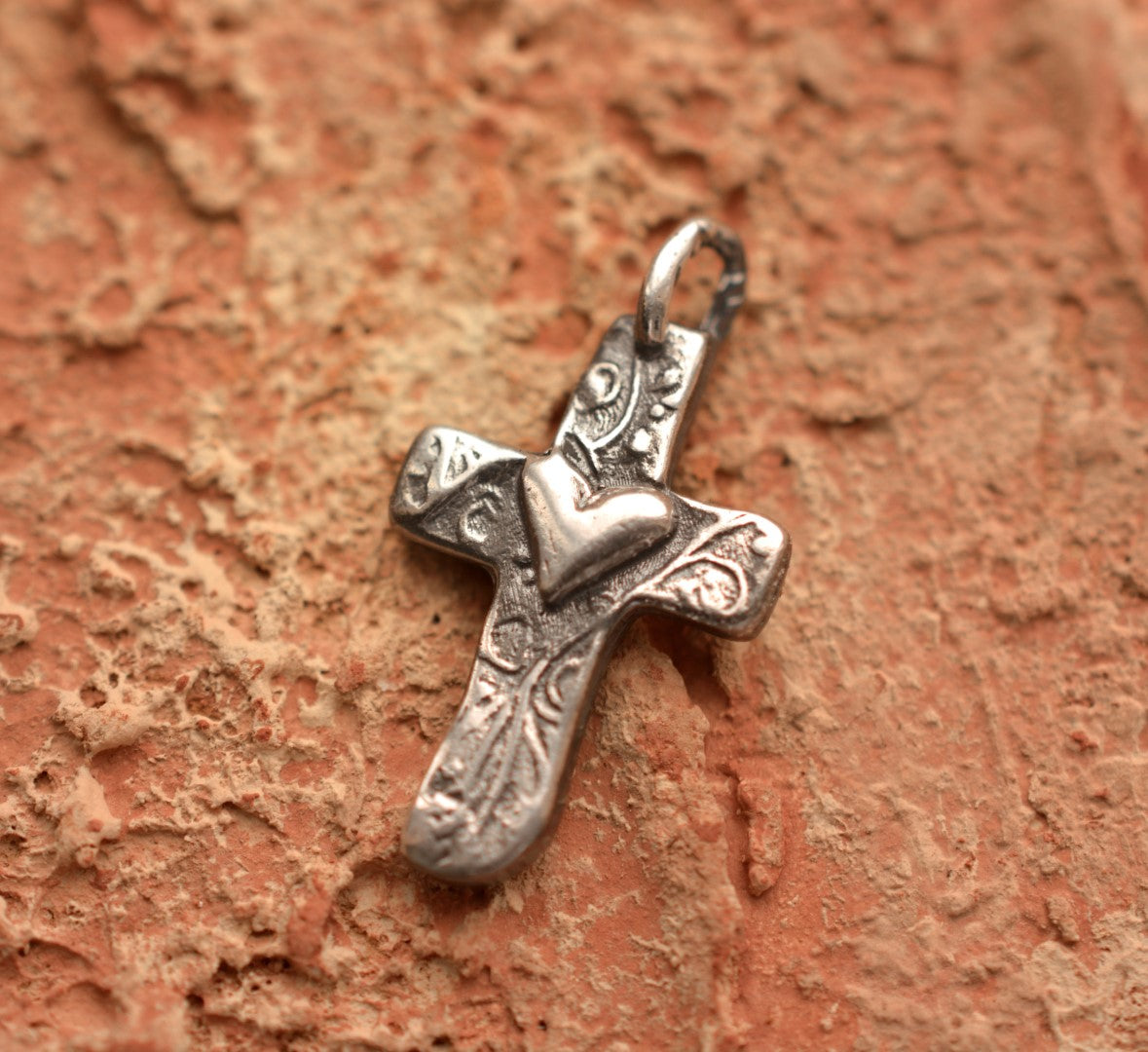 Сребърна Висулка Кръст Със Сърце | Амулет Любов и Вяра | Ръчно Изработен Талисман От Art Diva | Бохо – Рюстик – Скулптурни Бижута