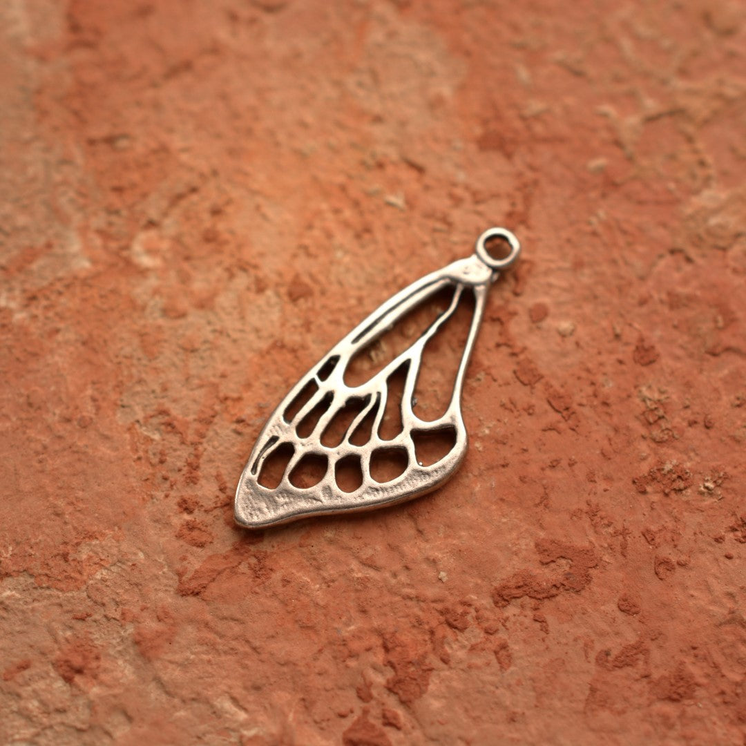 Сребро 925 висулка амулет крило на пеперуда | Талисман за свобода и трансформация | Бохо рюстик скулптурни бижута | Ръчна изработка от Art Diva