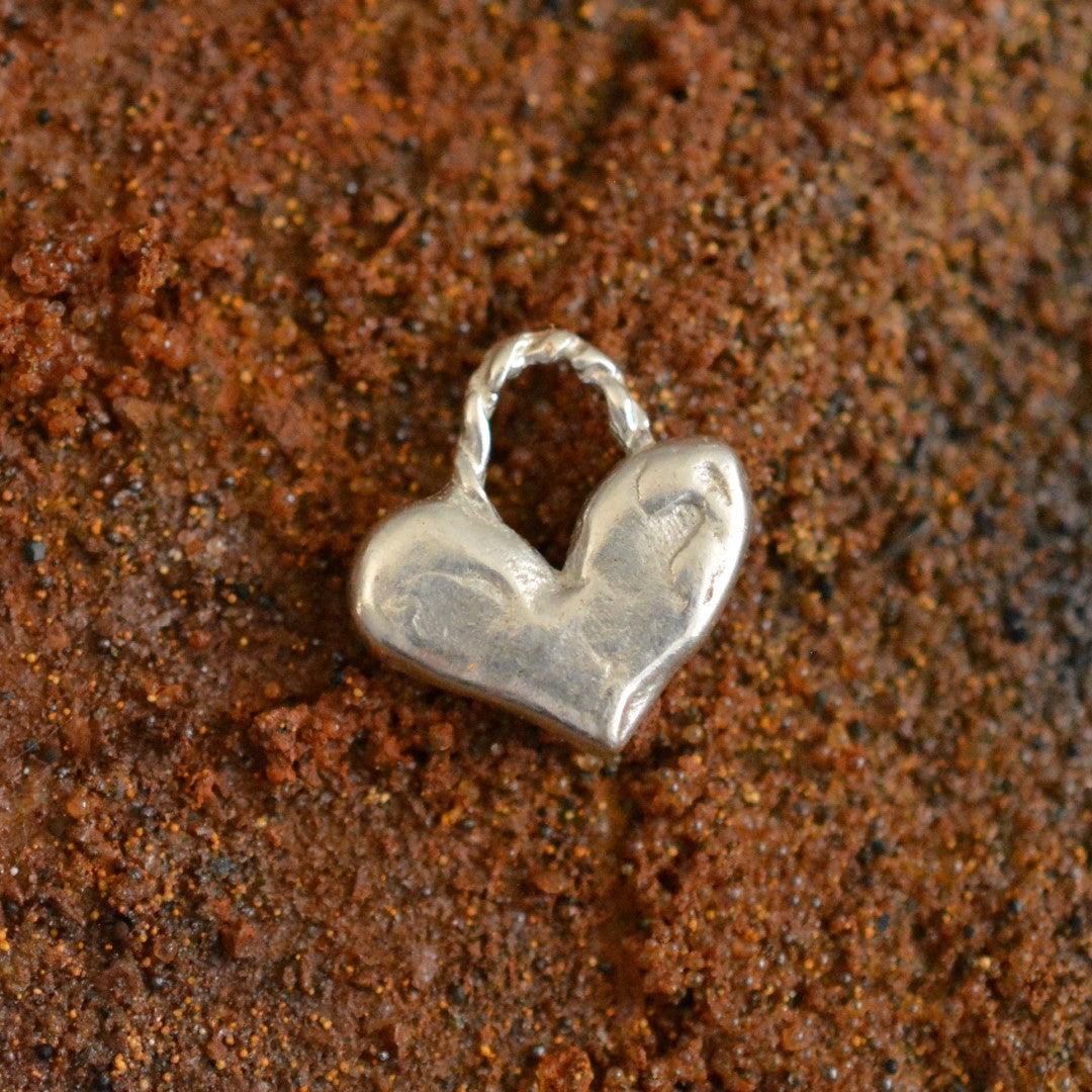 Сребърна висулка 925 „Малко Сърце“ – талисман за любов и свързаност, бохо стил, ръчна изработка | Арт Дива