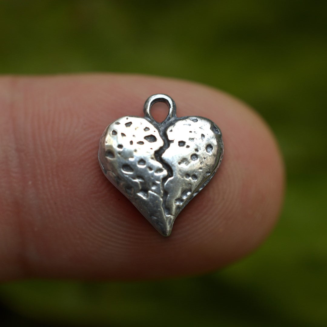 Сребро 925 висулка амулет напукано каменно сърце | Талисман за сила и ново начало | Бохо рюстик скулптурни бижута | Ръчна изработка от Art Diva