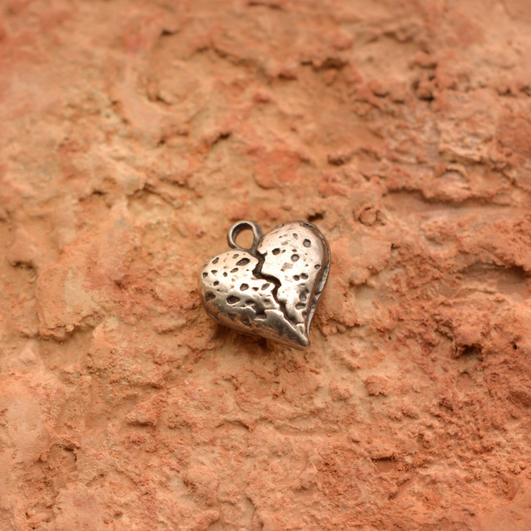 Сребро 925 висулка амулет напукано каменно сърце | Талисман за сила и ново начало | Бохо рюстик скулптурни бижута | Ръчна изработка от Art Diva
