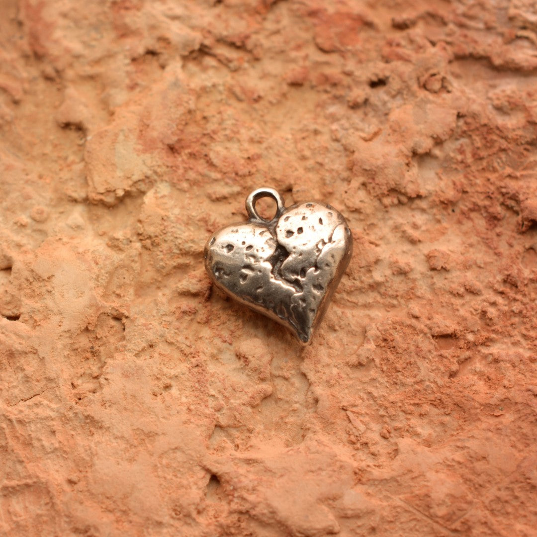 Сребро 925 висулка амулет напукано каменно сърце | Талисман за сила и ново начало | Бохо рюстик скулптурни бижута | Ръчна изработка от Art Diva