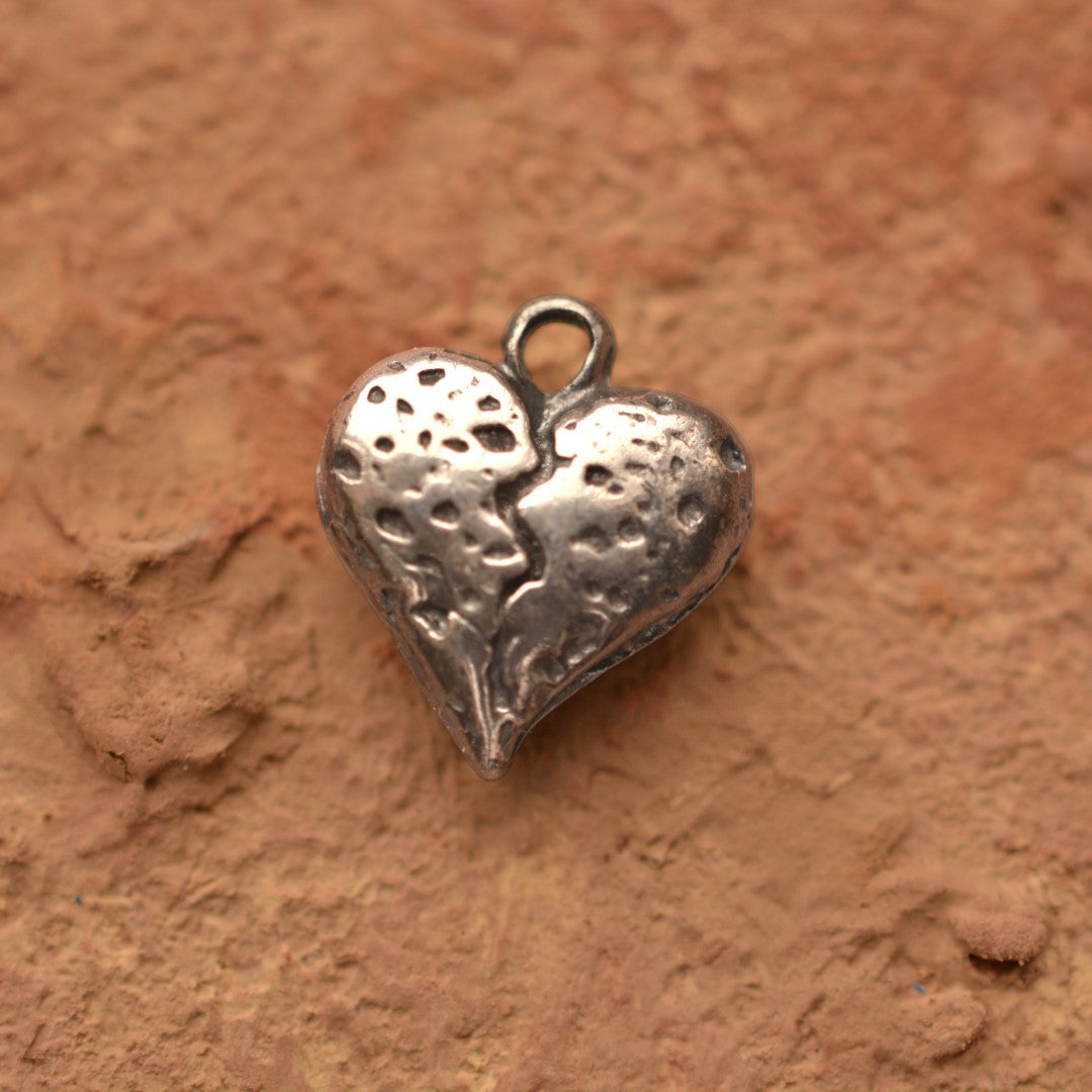Сребро 925 висулка амулет напукано каменно сърце | Талисман за сила и ново начало | Бохо рюстик скулптурни бижута | Ръчна изработка от Art Diva