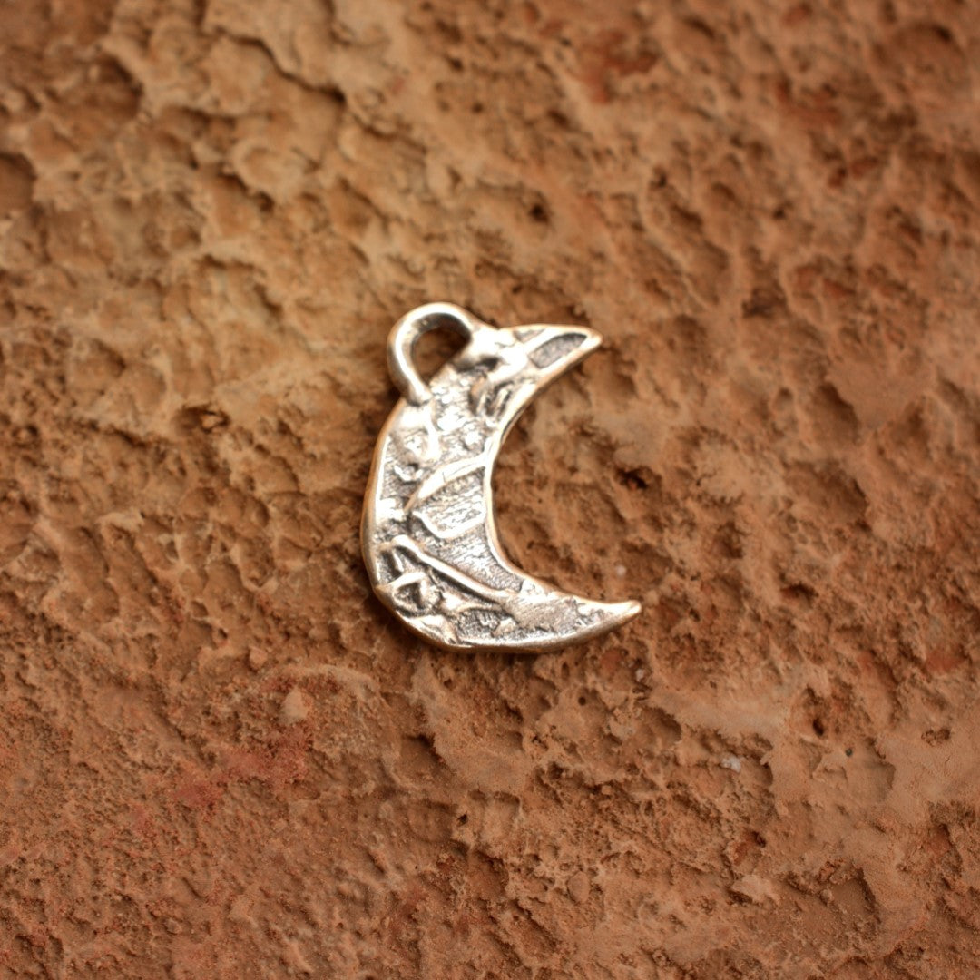Сребро 925 висулка амулет полумесец | Талисман за интуиция и ново начало | Бохо рюстик скулптурни бижута | Ръчна изработка Art Diva