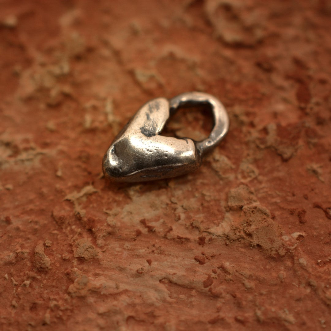 Сребърно бижу 925 – миниатюрна висулка Пухкаво Сърце, талисман за нежност и грижа, бохо стил, ръчна изработка  АртДива