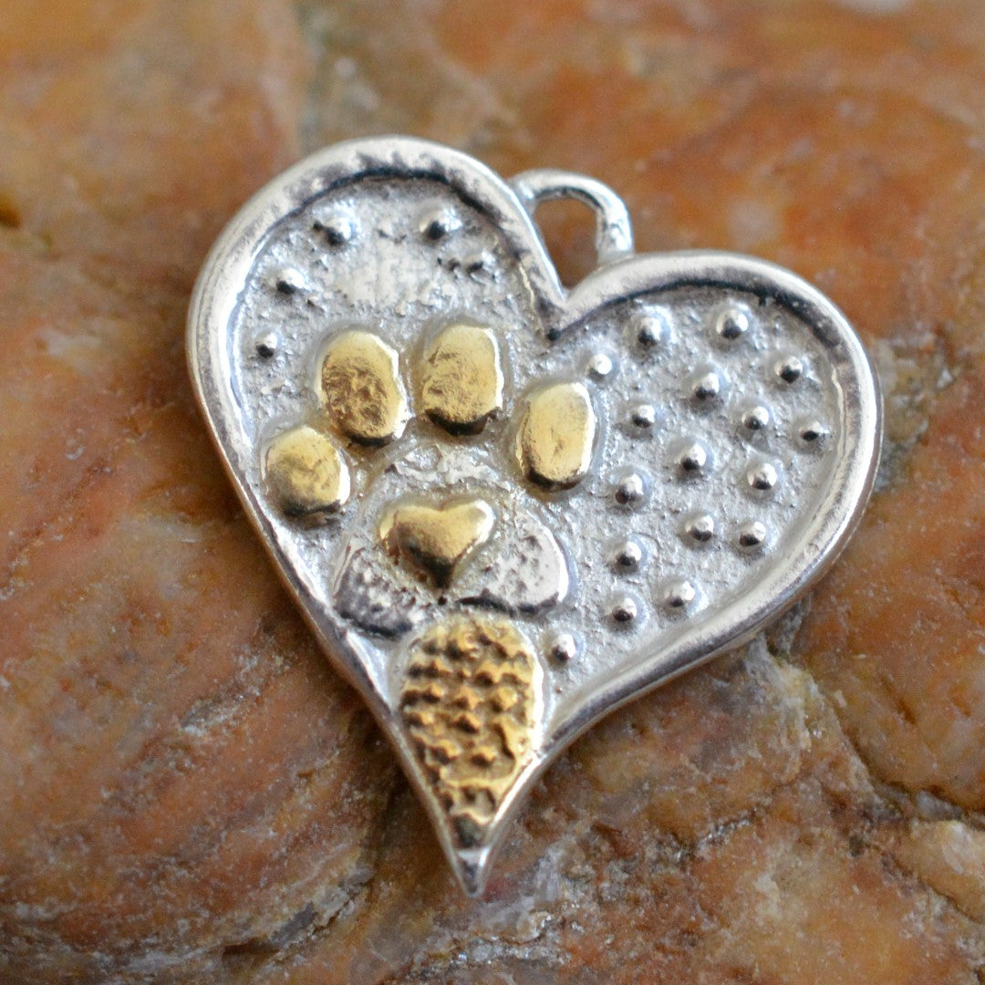Сребърна Висулка Сърце с Лапичка – Амулет за Любов към Животните, Ръчно Изработен Талисман | ArtDiva Бохо – Рустик Скулптурни Бижута | Колекция „Блясък“ със Златни Акценти