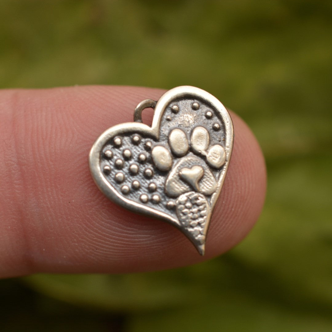 Сребърна Висулка Сърце С Лапичка | Амулет Любов Към Животните | Ръчно Изработен Талисман От Art Diva | Бохо – Рюстик – Скулптурни Бижута
